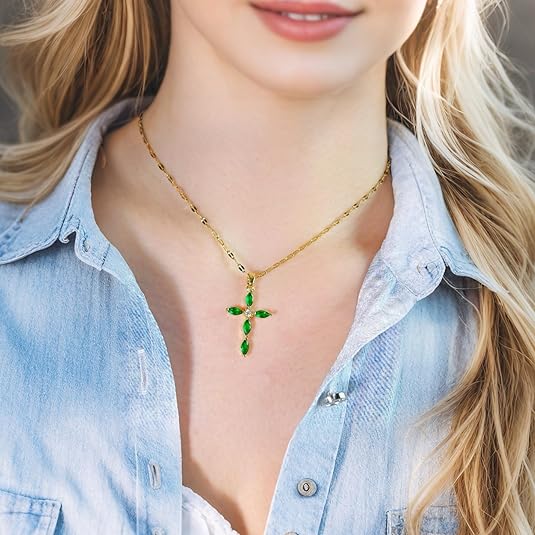 Collar Dorado con Cruz Marquesa de Esmeralda