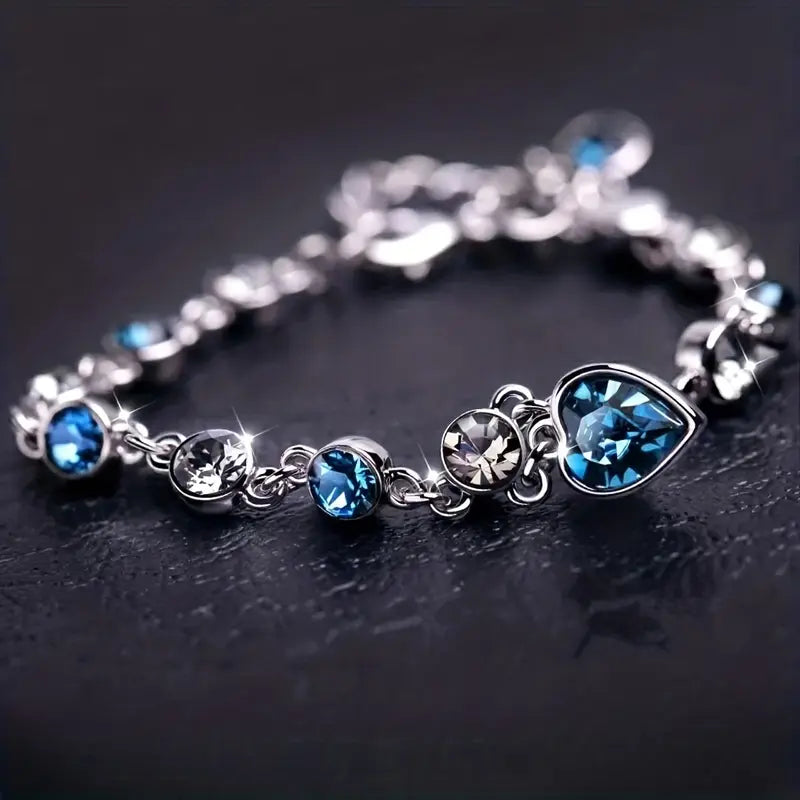 Pulsera de Cadena Plateada con Corazón de Zafiro