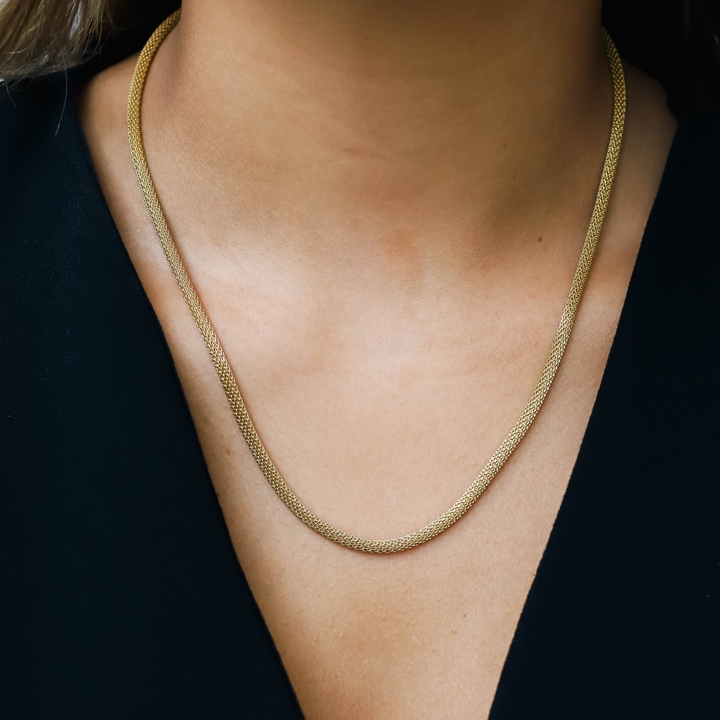 ESSENZA. Collar