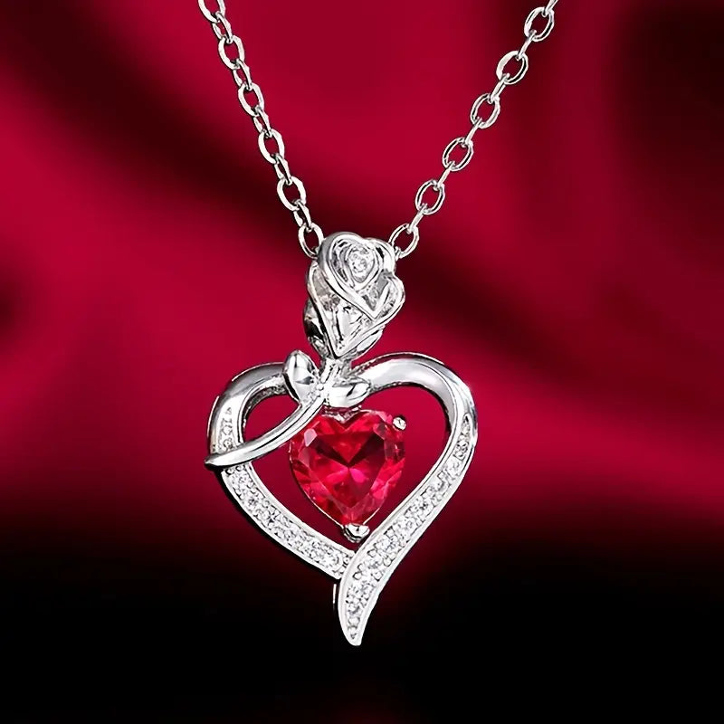 Collar Plateado con Colgante de Corazón de Rubí
