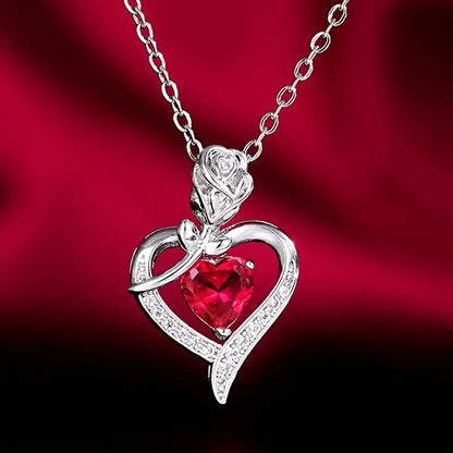 Collar Plateado con Colgante de Corazón de Rubí