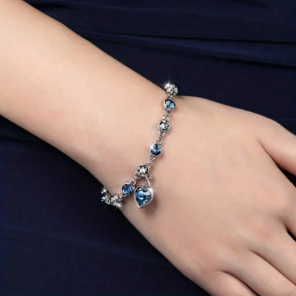 Pulsera de Cadena Plateada con Corazón de Zafiro