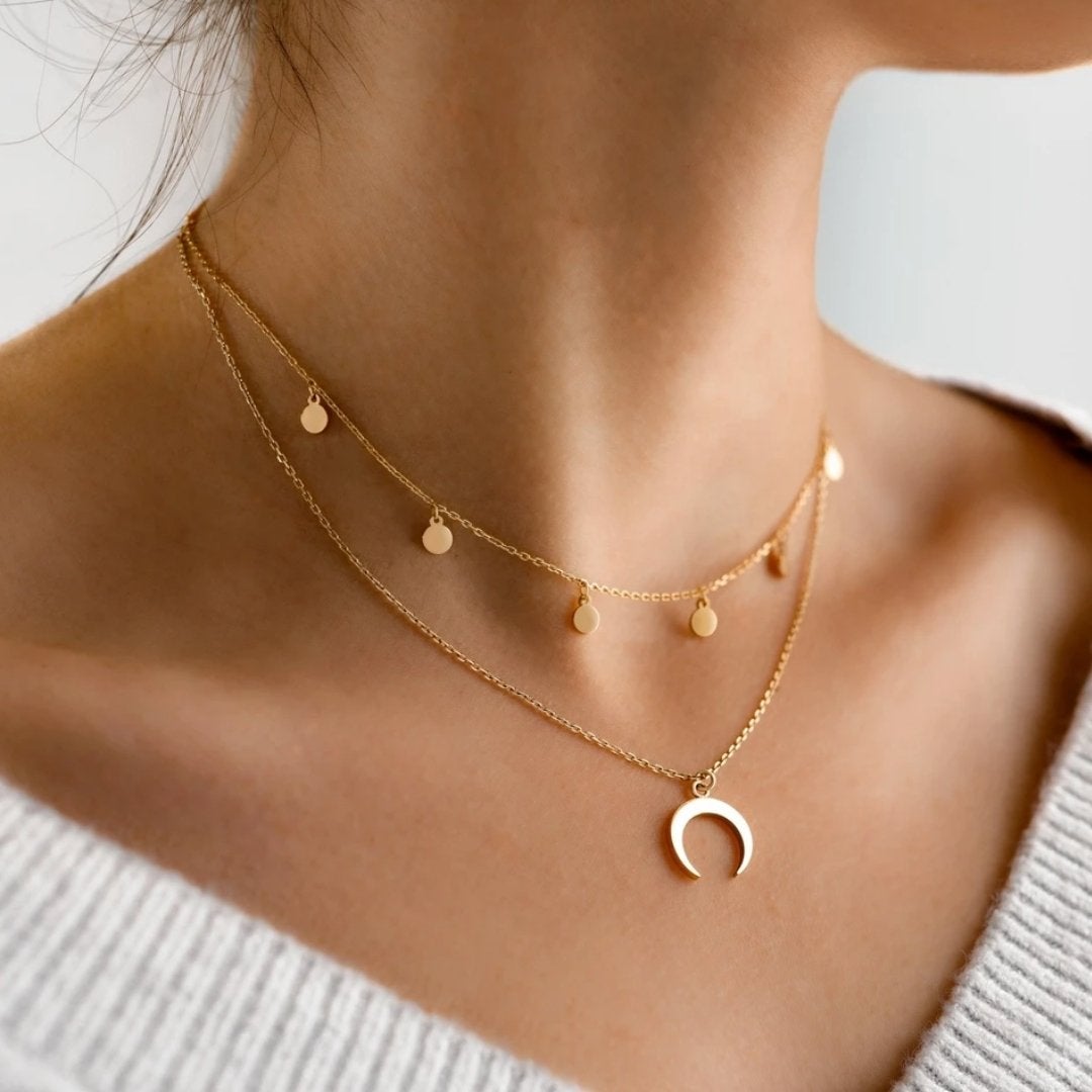una | Collar dorado elegante con delicado motivo de luna
