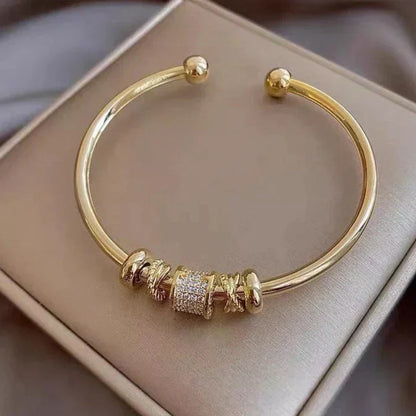 Luna | Pulsera ajustable elegante con charms dorados sofisticados