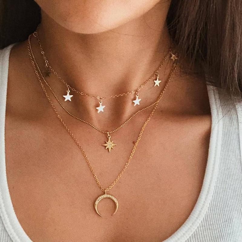 una | Collar dorado elegante con delicado motivo de luna