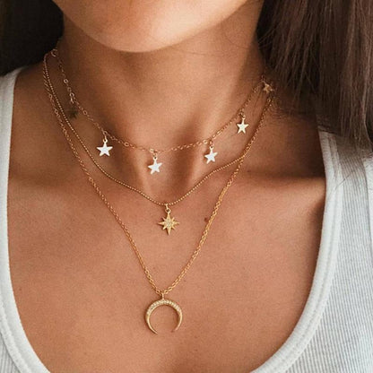 una | Collar dorado elegante con delicado motivo de luna
