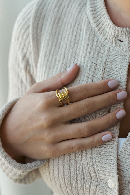ETERNAL TWIST RING.