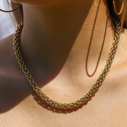 AVA. Collar