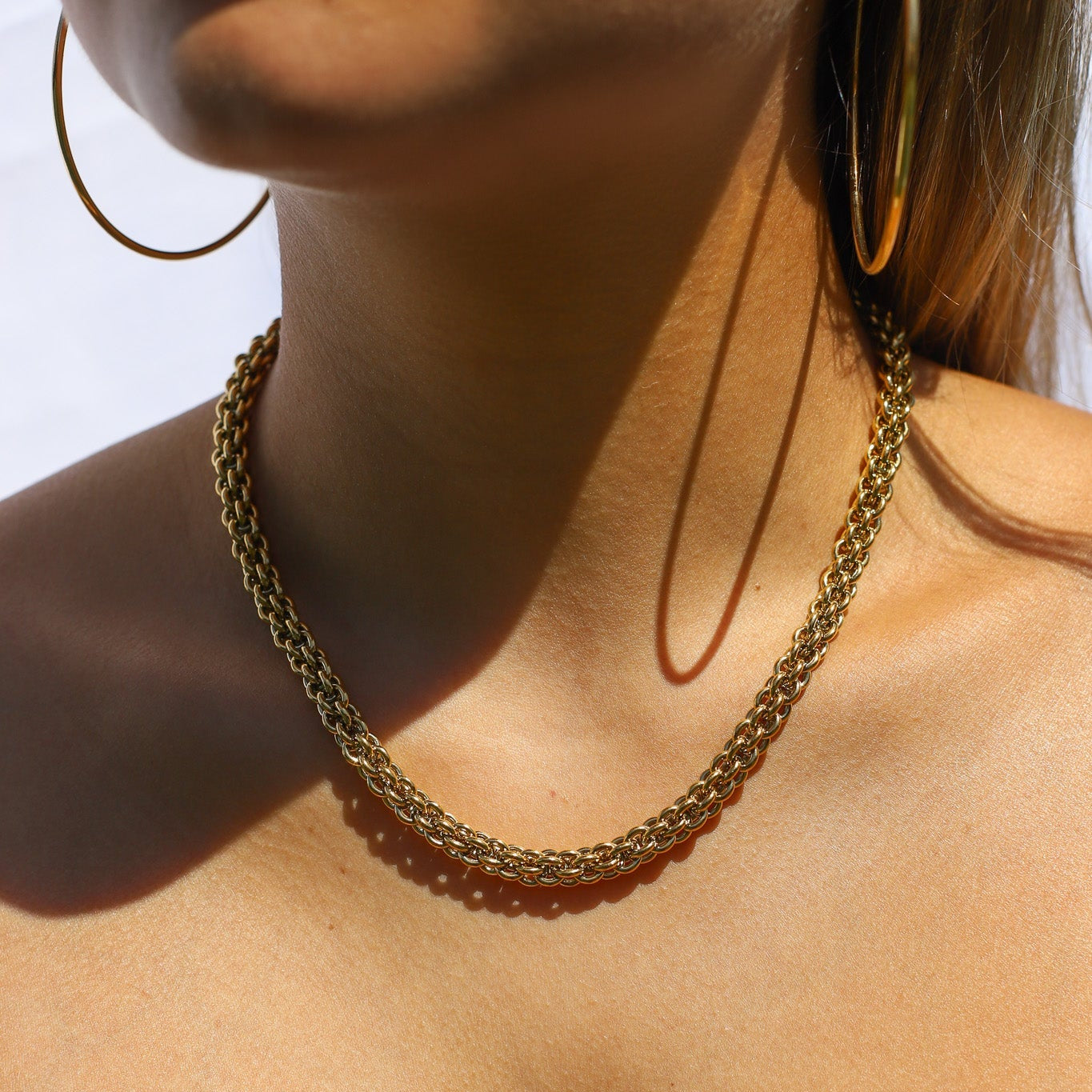 AVA. Collar