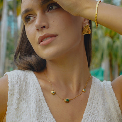TRIA. Collar