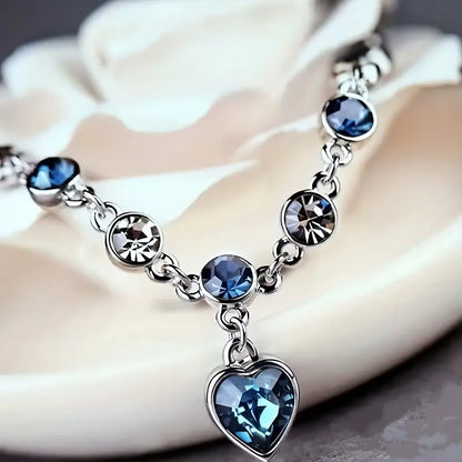 Pulsera de Cadena Plateada con Corazón de Zafiro