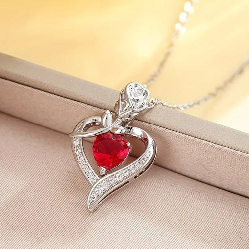 Collar Plateado con Colgante de Corazón de Rubí