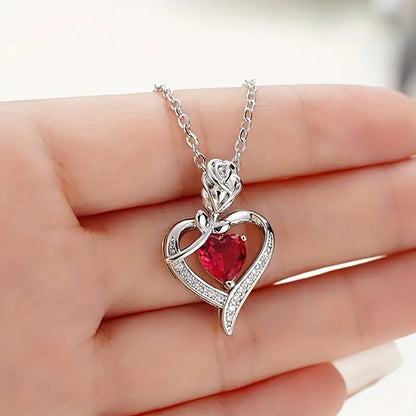 Collar Plateado con Colgante de Corazón de Rubí