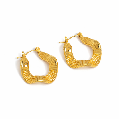 Aros geométricos ondulados de oro