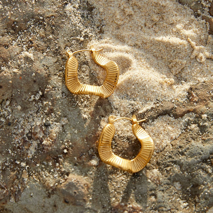 Aros geométricos ondulados de oro