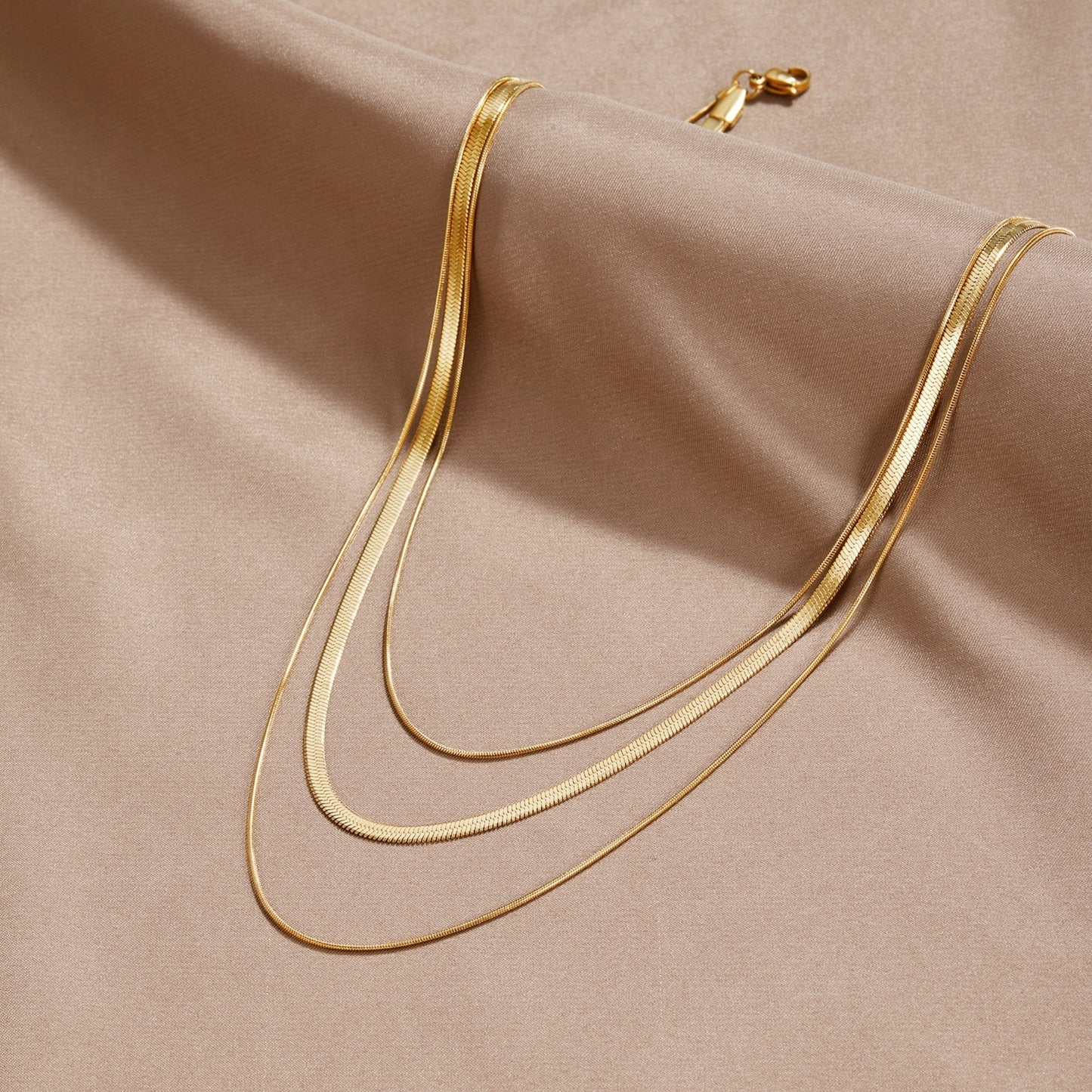 Collar de cadena multicapa