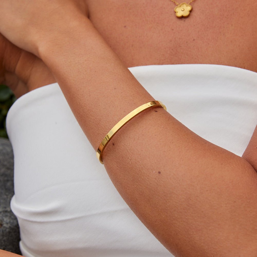 Pulsera rígida Lilah dorada